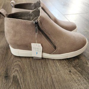 Time and Tru wedge memory foam sneakers NWT